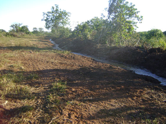 Proprietário rural multado por desmatar e desviar córrego