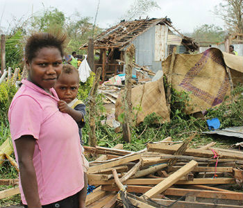Mulher e criança em estrada próxima a Port Vila. Foto: Unicef/UNI181138/Crumb