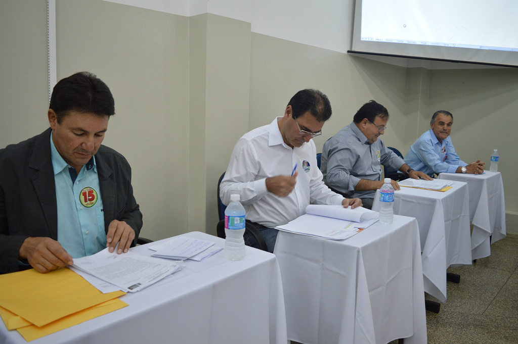 Candidatos a prefeito de Amambai perdem oportunidade de surpreender em debate As perguntas e temas abordados foram repassados aos candidatos com antecedência.