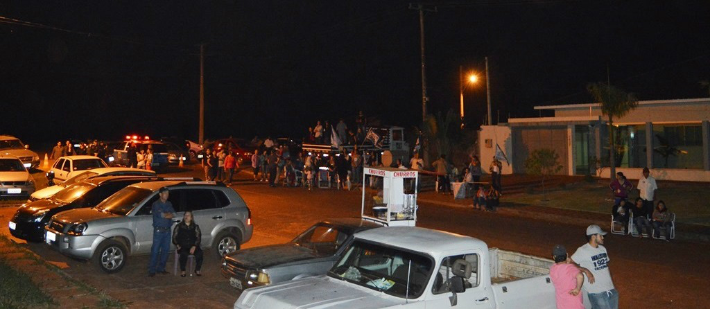 Candidatos a prefeito de Amambai perdem oportunidade de surpreender em debate Quem acabou marcando presença e fazendo a diferença foram as torcidas organizadas que se instalaram do lado de fora da universidade para assistir via telão o debate.