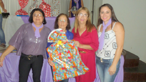 Brindes foram distribuídos às idosas durante tarde de homenagens / Foto: Decom