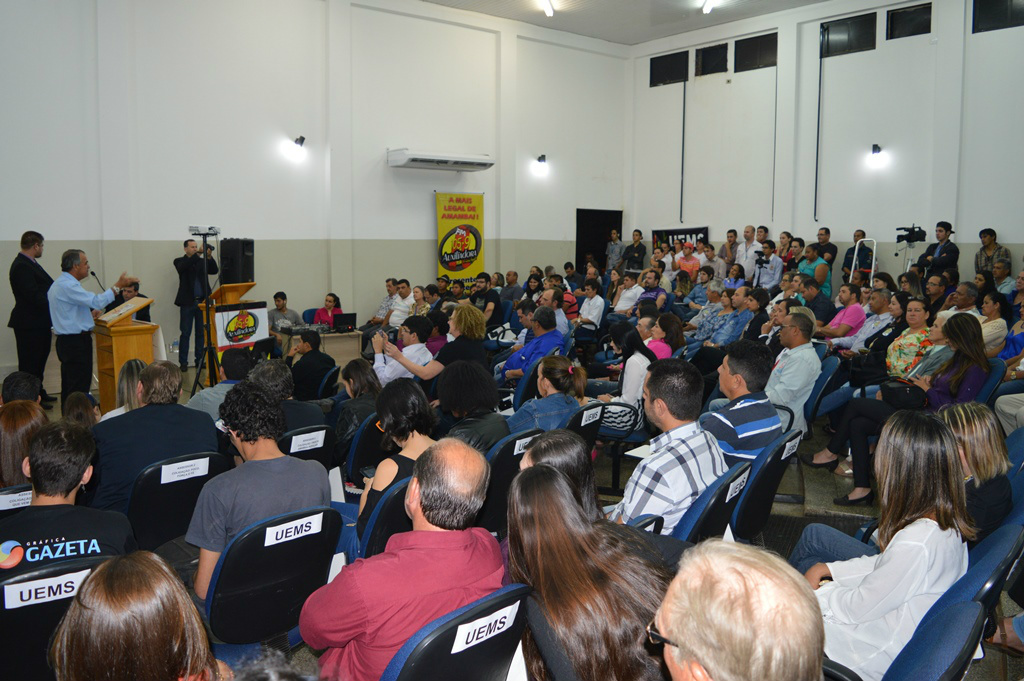 Candidatos a prefeito de Amambai perdem oportunidade de surpreender em debate O público foi formado por acadêmicos da Uems e membros e assessores das coligações que disputam o pleito eleitoral.