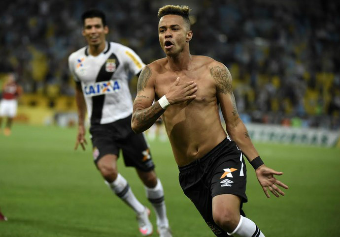 Estrelado, Rafael Silva volta a decidir para o Vasco e elimina o Flamengo Rafael Silva, herói vascaíno no Campeonato Carioca, comemora muito após decidir novamente (Foto: André Durão)