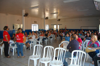 Professores da Reme de Amambai formam comissão para negociar com o executivo Professores da rede municipal, durante assembleia no Simted, na segunda-feira (7).Foto: Moreira Produções