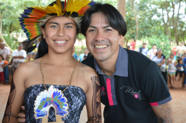 Vereador em Amambai, professor Ismael Guarani Kaiowá, na foto com a miss, Kariane Vera.  Foto: Moreira Produções
