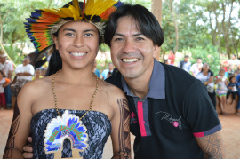 Dia do Índio é comemorado nas aldeias de Amambai Vereador em Amambai, professor Ismael Guarani Kaiowá, na foto com a miss, Kariane Vera. Foto: Moreira Produções