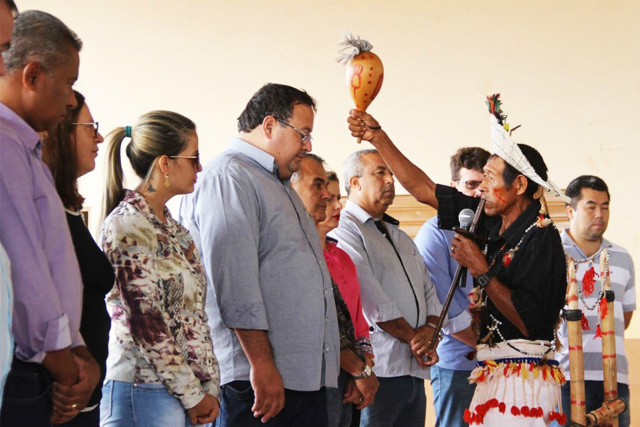 Prefeito de Amambai comemora Dia Do Índio com a comunidade Guarani Prefeito, vereadores e secretários municipais recebem benção de rezador na aldeia Amambai, durante festividades nessa quarta-feira (19) / Foto: Assessoria