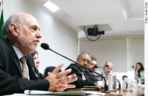 Trabalhadores de frigoríficos querem jornada diária de trabalho de seis horas Trabalhadores de frigoríficos querem jornada diária de trabalho de seis horas