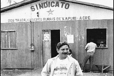 Lei torna Chico Mendes patrono do meio ambiente no Brasil Chico Mendes, líder seringueiro que defendeu a preservação do meio ambiente e a Amazônia