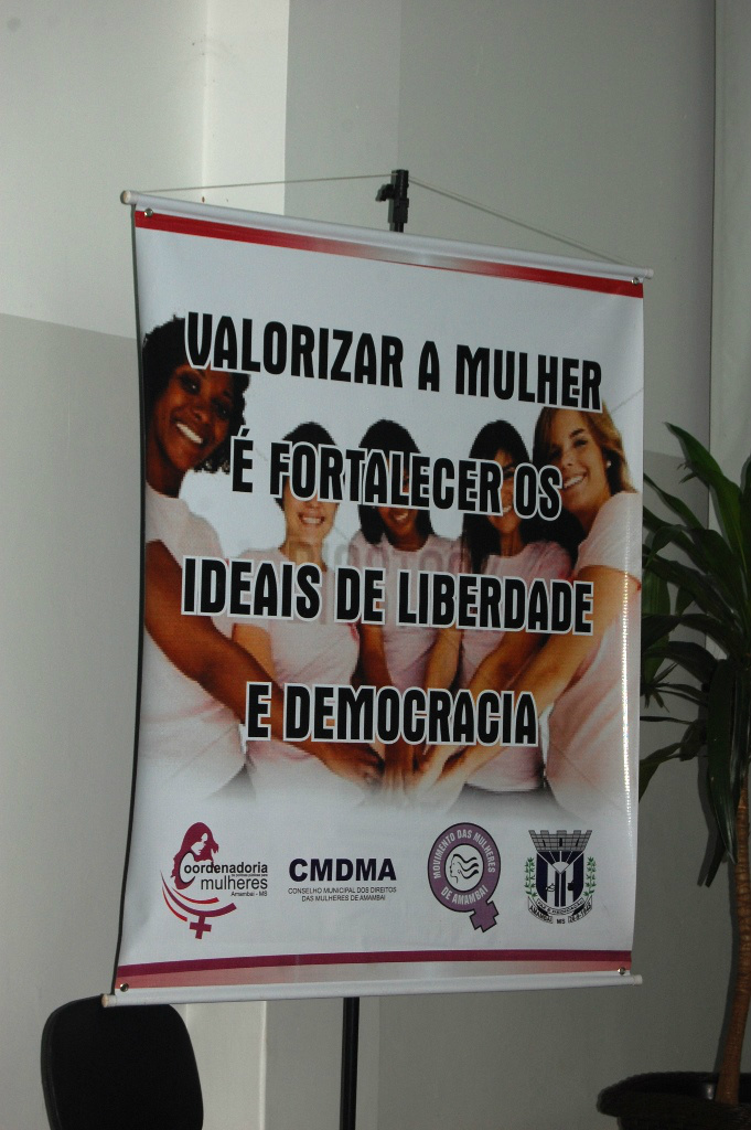 Banner alusiva à luta das mulheres.