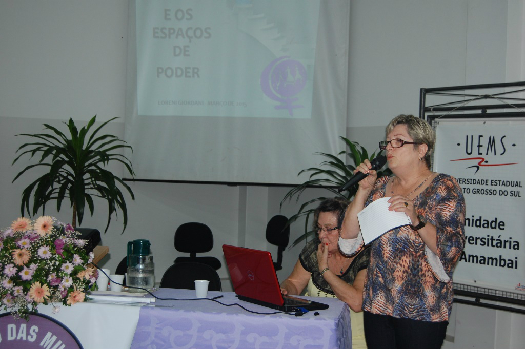 Loreni Giordani apresentou o tema Mulheres e Espaços de Poder.