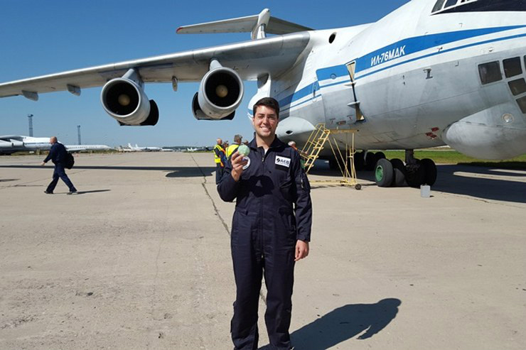 O brasileiro antes de embarcar no avião Ilyushin 76 MDK, na base aérea de Chkalovsky. / Foto: Divulgação/AEB