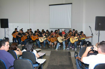 Associação Casa Paraguaia abre inscrições para aula de violão Associação Casa Paraguaia abre inscrições para aula de violão