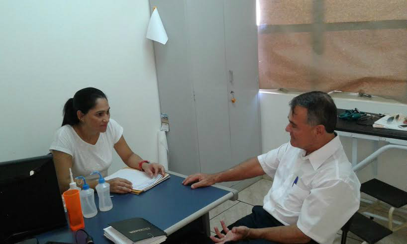 Prego fala com moradores, visita postos de saúde e confirma falta de remédios Prego fala com moradores, visita postos de saúde e confirma falta de remédios