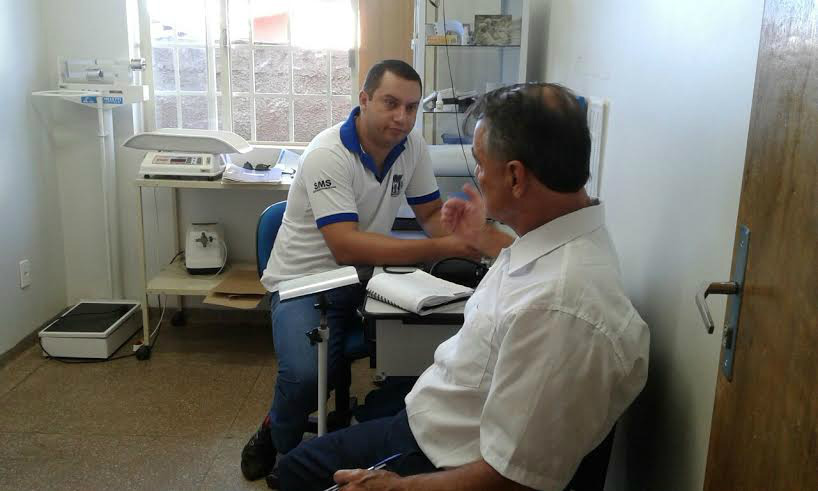 Prego fala com moradores, visita postos de saúde e confirma falta de remédios Prego fala com moradores, visita postos de saúde e confirma falta de remédios