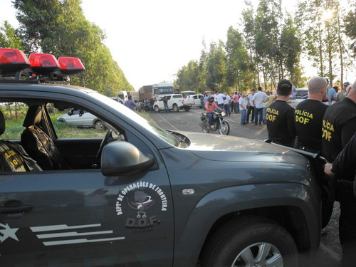 Produtores e autoridades bloqueiam rodovia em Antônio João Produtores rurais da região mantém o bloqueio na estrada. / Foto: Geraldo Ferreira