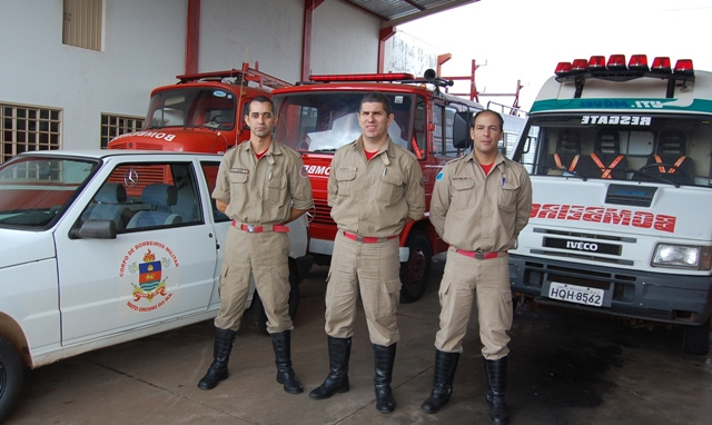 Bombeiros de Amambai: corporação recebe novos soldados Os bombeiros de Amambai, (E/D) soldado Hilário, sargento Mário e soldado Marconielson.