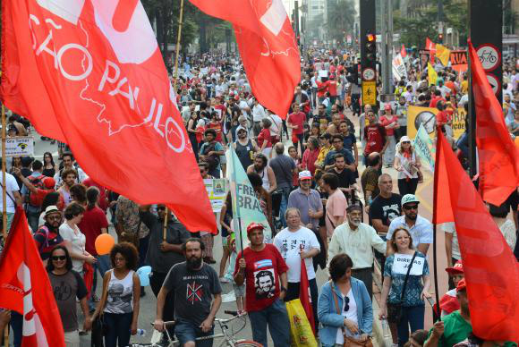 Manifestação contra o governo federal, organizada pelo Povo sem Medo e Frente Brasil Popular, na Avenida PaulistaRovena Rosa/Agência Brasil