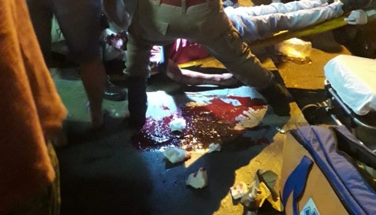 Homem foi executado no centro de Amambai no sábado (20) Momento em que os bombeiros prestavam atendimento a Eduardo / Foto: Divulgação