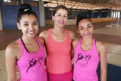 Ginastas Sara Pompeu e Ana Paula Kuissi, do projeto Geração de Campeões, e a professora Adenisia Julião (Foto: Divulgação/Funesp)