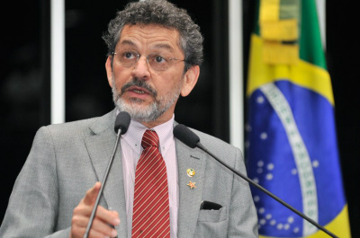 Senadores petistas consideram "perseguição" pedido de prisão de Lula Para o senador Paulo Rocha, o pedido de prisão foi