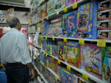 Inmetro recomenda atenção redobrada na compra de brinquedos para o Natal Produtos comercializados no Brasil, para crianças de até 14 anos, devem conter o selo de identificação da conformidade do Inmetro.