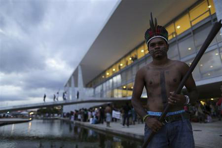Dilma se alinha com ruralistas em questão de terras indígenas Índio participa de protesto em frente ao Palácio do Planalto em Brasília.
