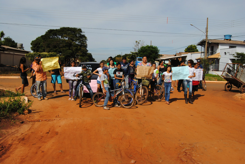 A manifestação acabou no final do asfalto da vila Cristina.