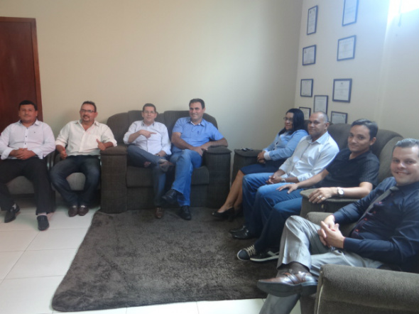 PEN declara apoio ao pré-candidato a prefeito de Amambai Gilmar Vicentin Membros da direção do PEN durante reunião com Gilmar VicentinFoto: Divulgação