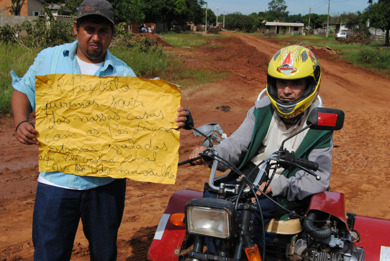 Ademir, na motocicleta adaptada, e Joel.
