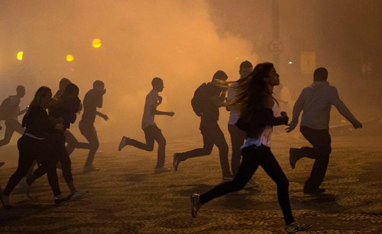 Manifestantes e jornalistas brasileiros correm de ataques no Brasil. Foto: INSI