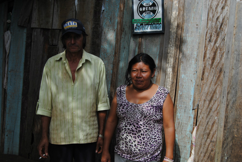 Severiano e sua esposa Lurdes moram na última rua da vila e lutam pela retirada de entulhos e a construção de asfalto.