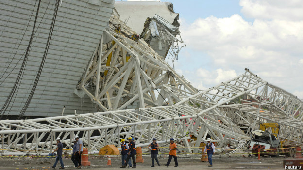 Pressa e excesso de trabalho elevam risco de acidentes em obras no Brasil Acidente com guindaste na Arena Corinthians causou a morte de dois operários