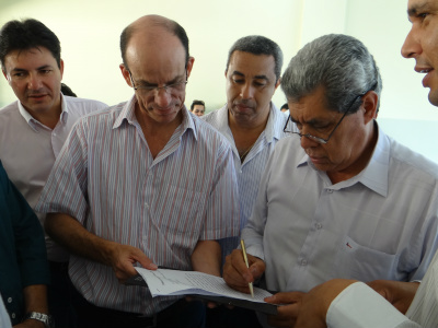 Governador André Puccinelli realiza ação de governo em Amambai Governador André Puccinelli e o prefeito de Amambai, Sérgio Barbosa / Foto: Moreira Produções