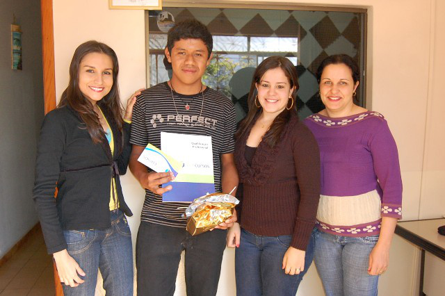 (E/D) A locutora da Rádio Auxiliadora Michele Matos com o 2º colocado no concurso de poesia, Murilo da Silva, Jéssica Sanches também locutora e a secretária da Rádio, Cristiane Guasina. Foto: Moreira Produções.