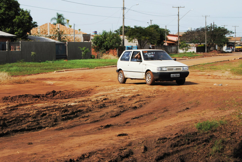 A proprietária deste veiculo ficou sem estudar mais de uma semana por causa do atoleiro.