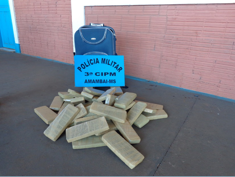 PM apreende 31,5kg de maconha em ônibus e prende um adolescente