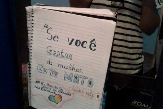 Para a campanha pelo debate de gênero, Laura exibe a frase que ouviu da mãe. / Foto: Carta Capital