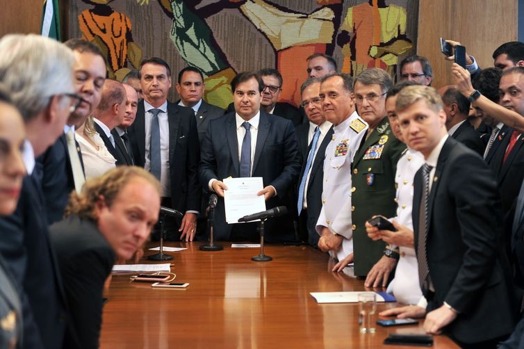 Bolsonaro pede celeridade na tramitação de reformas no Congresso O presidente Jair Bolsonaro entrega a proposta de reforma da Previdência dos militares ao presidente da Câmara dos Deputados, Rodrigo Maia - J. Batista/Câmara dos Deputados