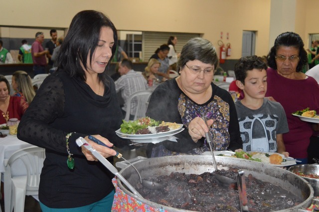 O evento reúne anualmente centenas de pessoas no salão paroquial / Foto: Moreira Produções