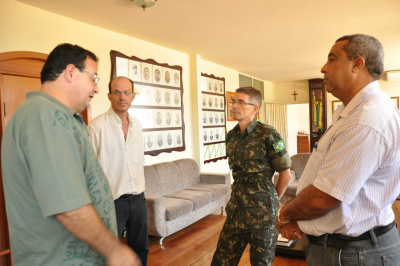 Comandante do 17º RC Mec e prefeito de Amambai realizam reunião O serviço de Relações Públicas do quartel de cavalaria localizado em Amambai promoveu na quinta-feira (7) o primeiro encontro entre o prefeito Sérgio Barbosa e o comandante do Regimento Solon Ribeiro, tenente coronel Heron Salomão Cardoso Angelim.