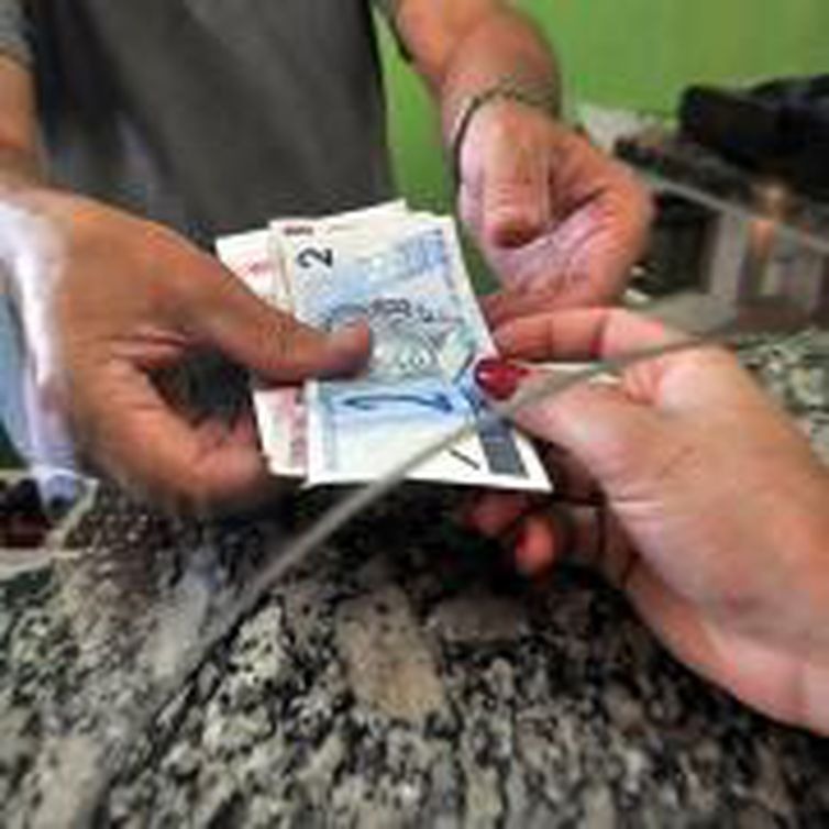 Estimativa é que pagamento de abono chegue a R$ 19,3 bilhões - Arquivo/Agência Brasil