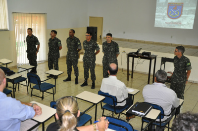 Comandante do 17º RC Mec e prefeito de Amambai realizam reunião O encontro serviu para apresentar ao prefeito Sérgio as potencialidades do aquartelamento e a importância da presença do Exército no município.