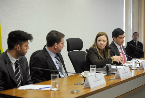 Vanessa Grazziotin diz que asilo para Snowden é uma questão humanitária Vanessa Grazziotin, com Ferraço (D) e Greenwald (E): CPI apoia asilo a Snowden