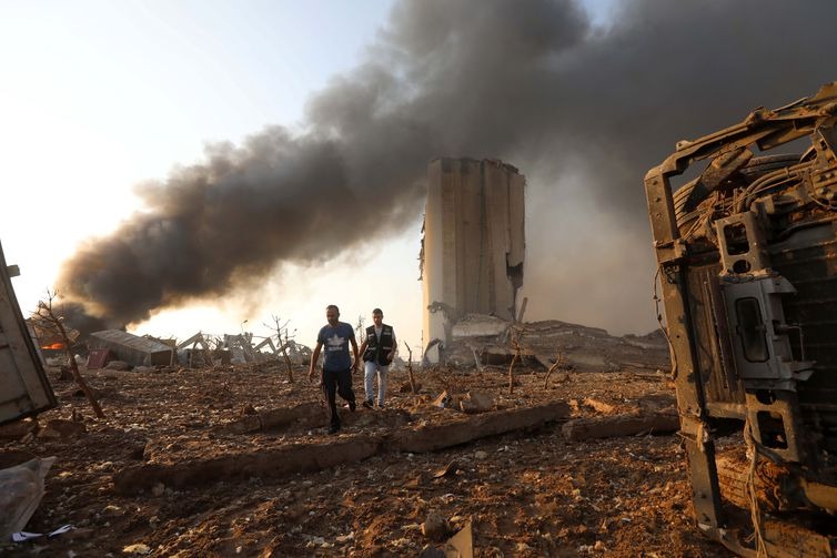 Itamaraty acompanha situação de brasileiros em Beirute após explosão Local da explosão em Beirute- REUTERS/Mohamed Azakir