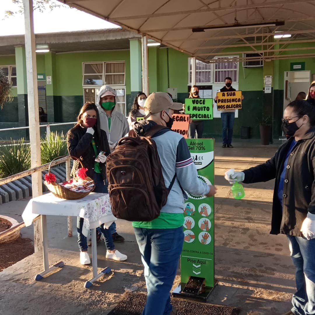 Alunos são recepcionados com cartazes de boas-vindas / Foto: Reprodução - Facebook