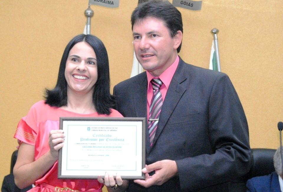 A diretora da escola estadual Dr. Fernando Corrêa da Costa, Cassiana Melissa da Rosa Oliveira, foi homenageada pelo vereador Jaime Bambil .