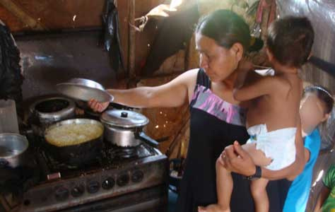Há três meses sem cestas do governo estadual, começa a faltar alimento para índios de Dourados Há três meses sem cestas do governo estadual, começa a faltar alimento para índios de Dourados