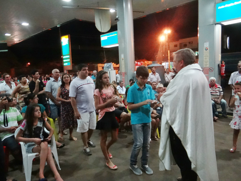 A população esteve prestigiando o padre que roda o Brasil realizando missas em um caminhão / Foto: Moreira Produções