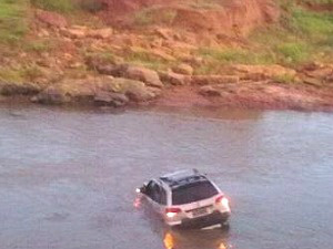 Em fuga, carro com suspeitos cai em córrego(Foto: Divulgação / PRE)